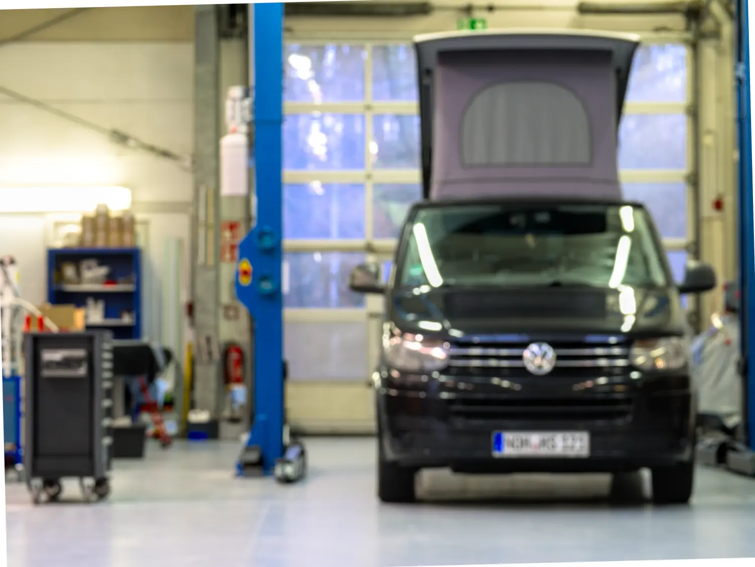 Wohnmobil mit Faltdach in der Werkstatt